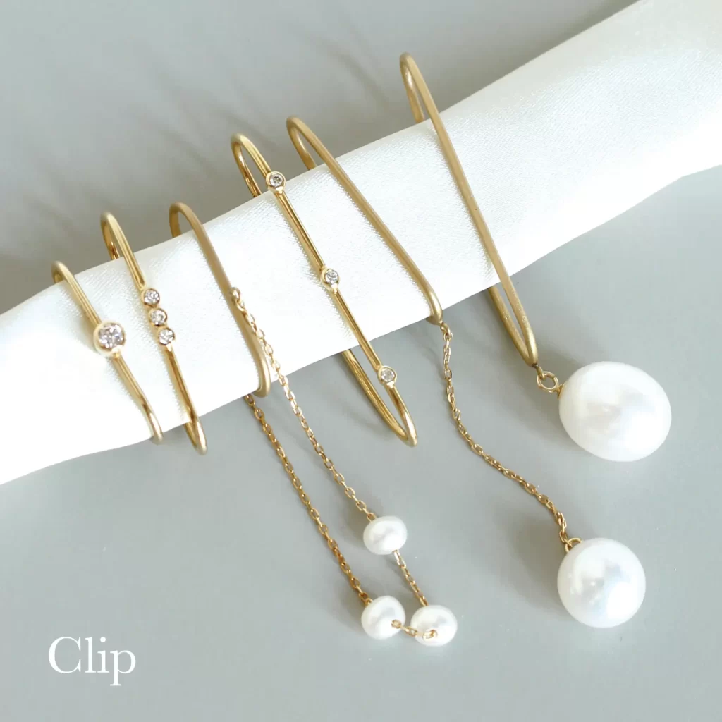 クリップ型のイヤーカフ。シンプルでカジュアルなフォルムに天然ダイヤモンドやパールを合わせたラグジュアリーなコレクション