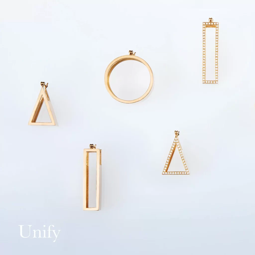 幾何学模様を見る角度によって異なる形に見えるようにデザインしたピアス「　Unify」。名前のように耳と一体化するように着用します。